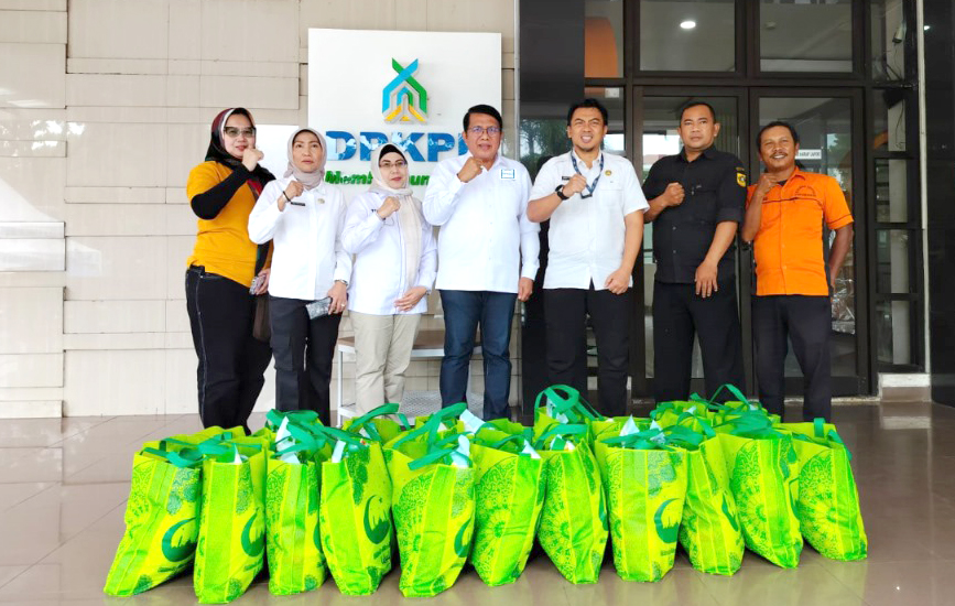 Penyerahan secara simbolis Paket Sembako Lebaran kepada Tim Security dan Bagian Umum Dinas DPKPP Kabupaten Bogor